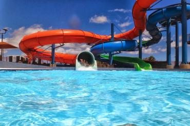 foto di parco acquatico con scivoli e piscina