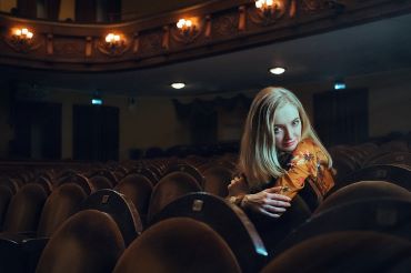 foto donna seduta in una platea di teatro