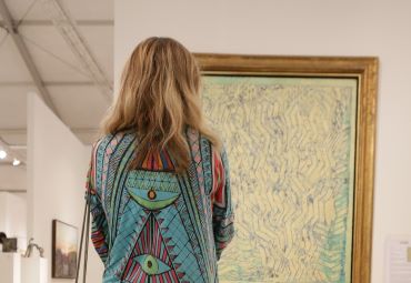 foto donna di spalle davanti a dipinto 